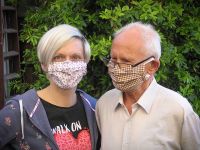 Anwendungsbild - 2 Personen mit Mundbedeckung und Behelfsmasken aus Stoff