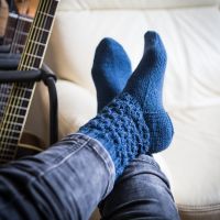 Gestrickte Socken mit Wellenmuster